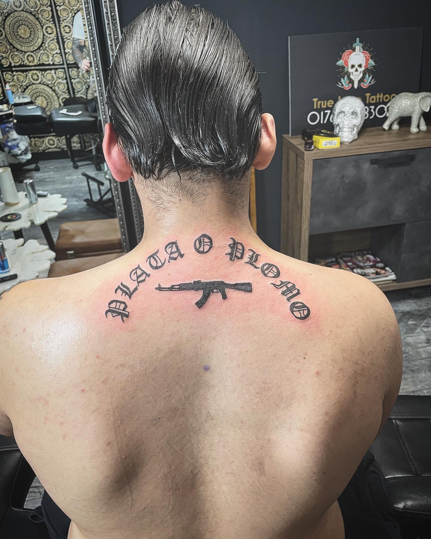 Tatuaje AK-Cool en la Espalda.