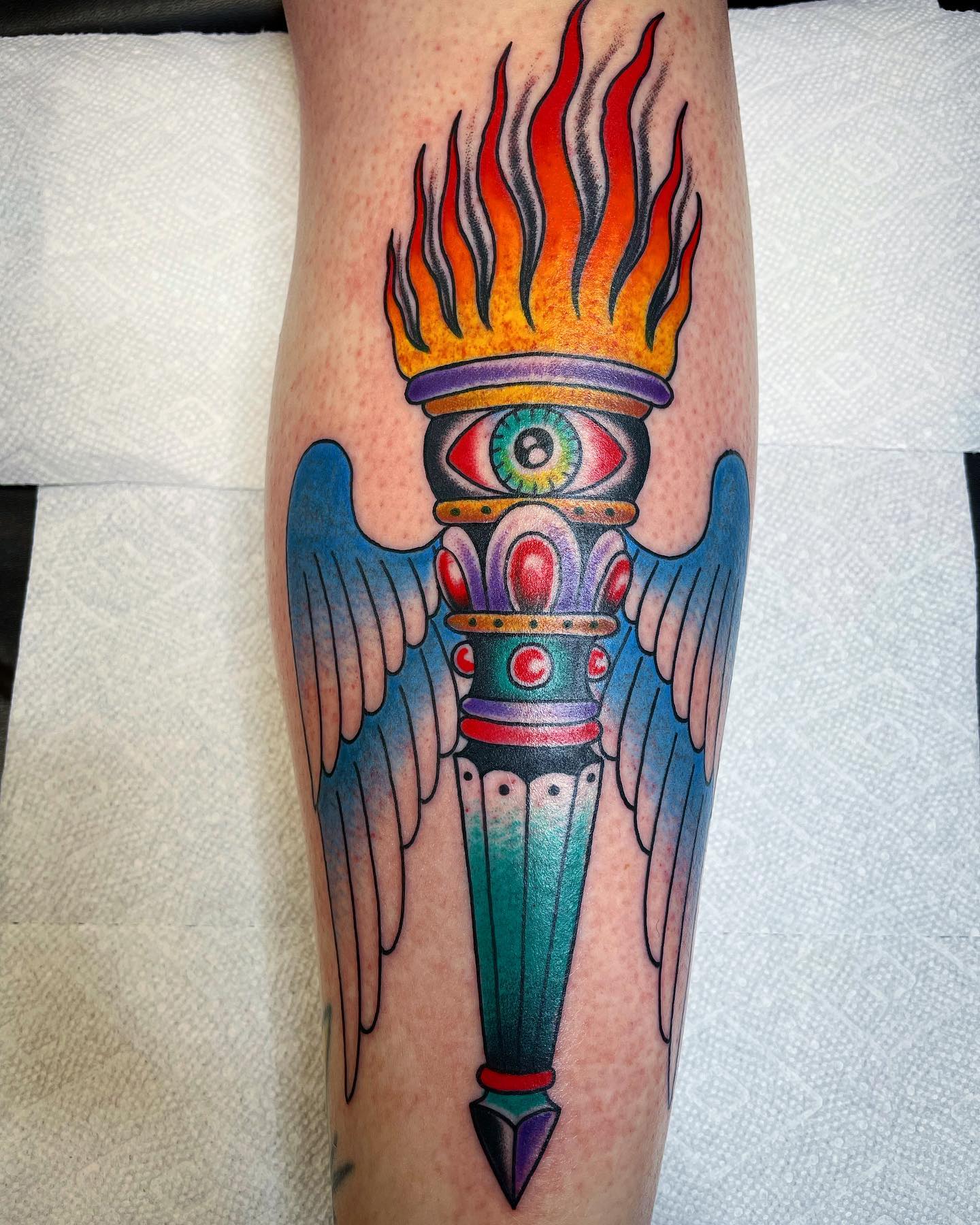 Tatuaje de ala artístico y colorido