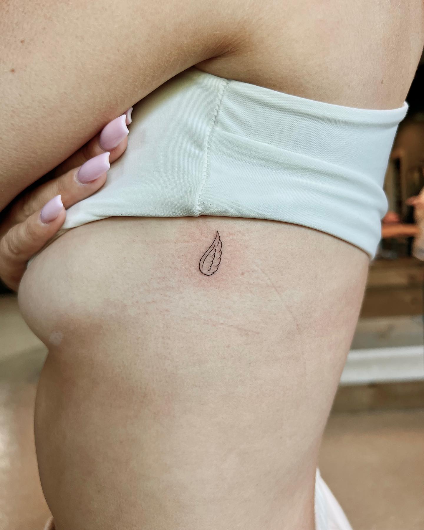 Tatuaje de ala pequeña.