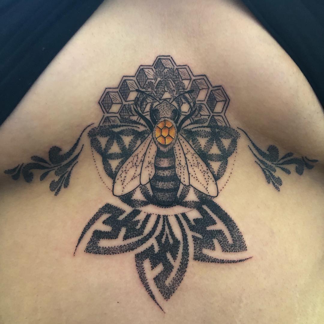 Tatuaje de Esternón de Colmena de Abejas