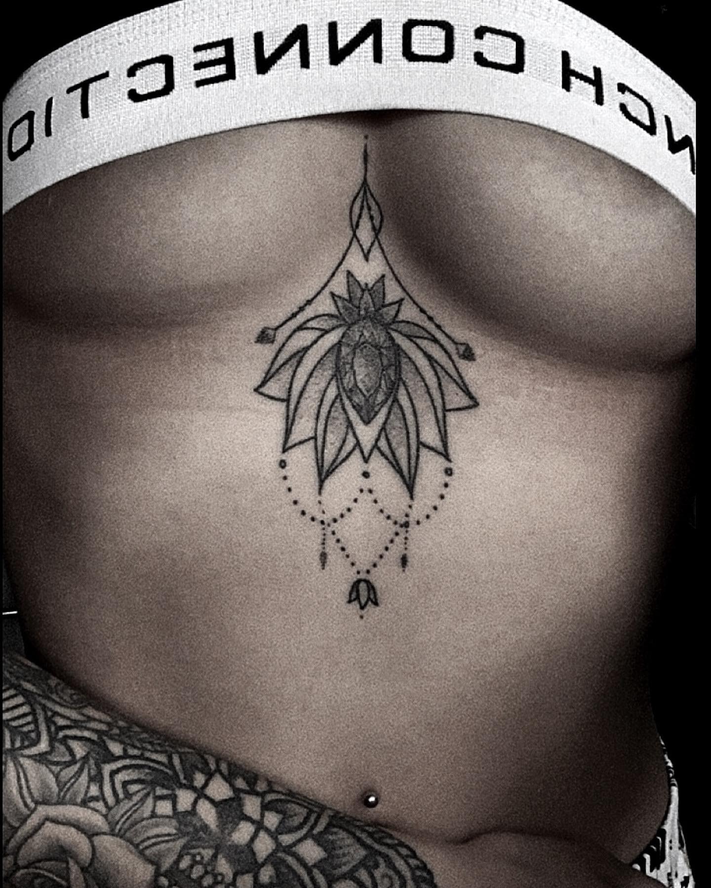 Tatuaje de Mandala en el esternón