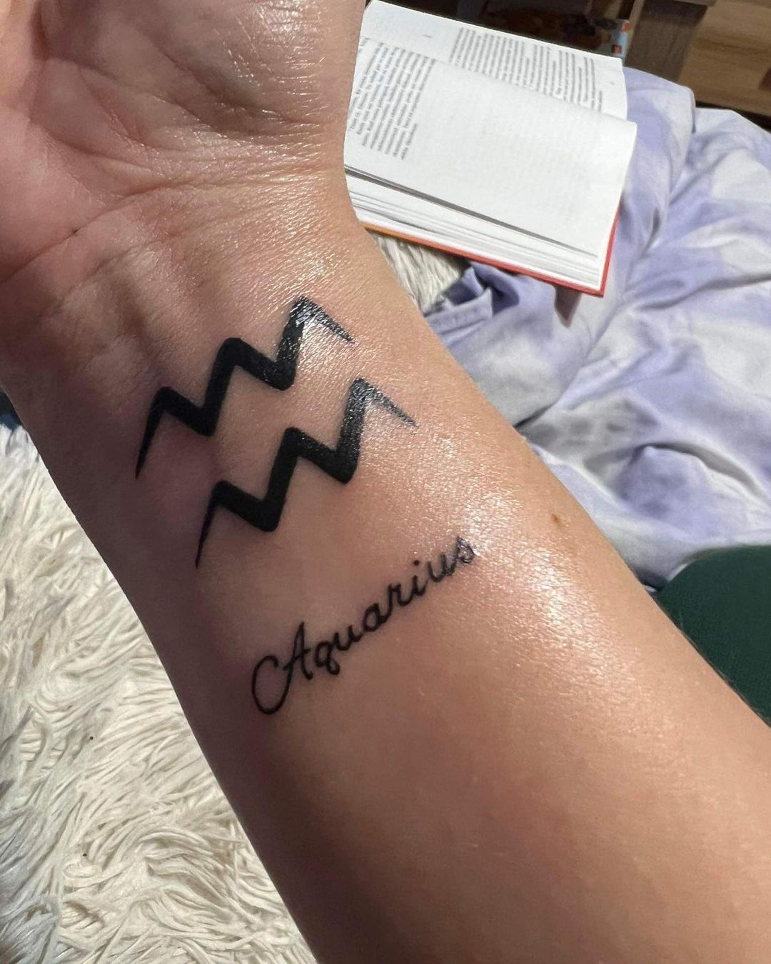 Tatuaje de muñeca de Acuario