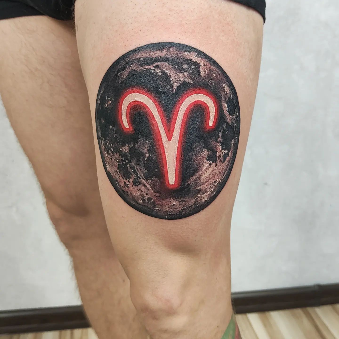 Tatuaje de muslo de Aries
