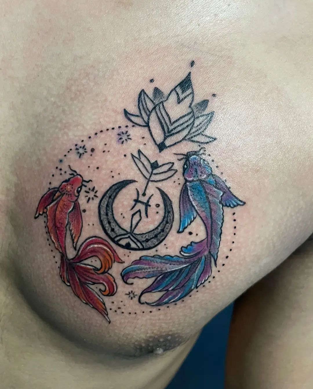 Tatuaje de Piscis en el Pecho