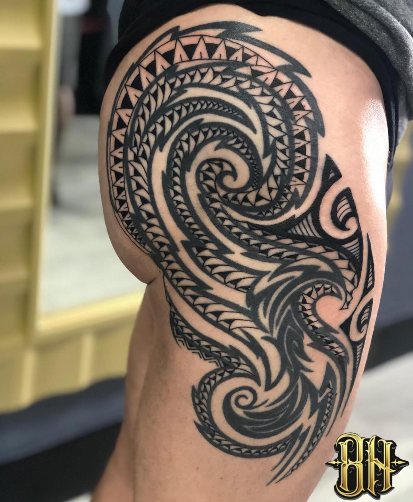 Tatuaje de Polinesia en la pierna lateral