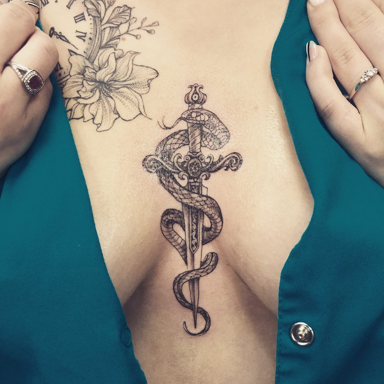 Tatuaje de serpiente y espada