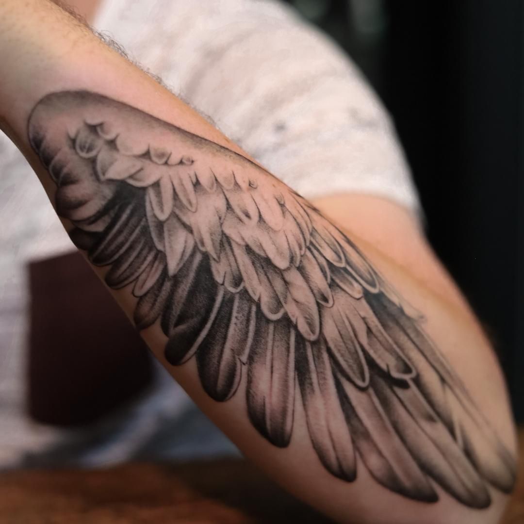 Tatuaje del Antebrazo del Ala Negra