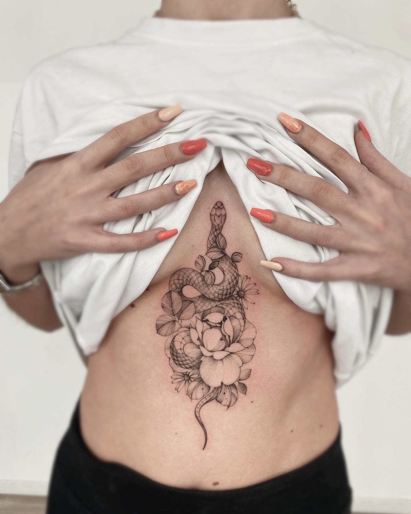 Tatuaje Entre los Pechos Diseño de Serpiente
