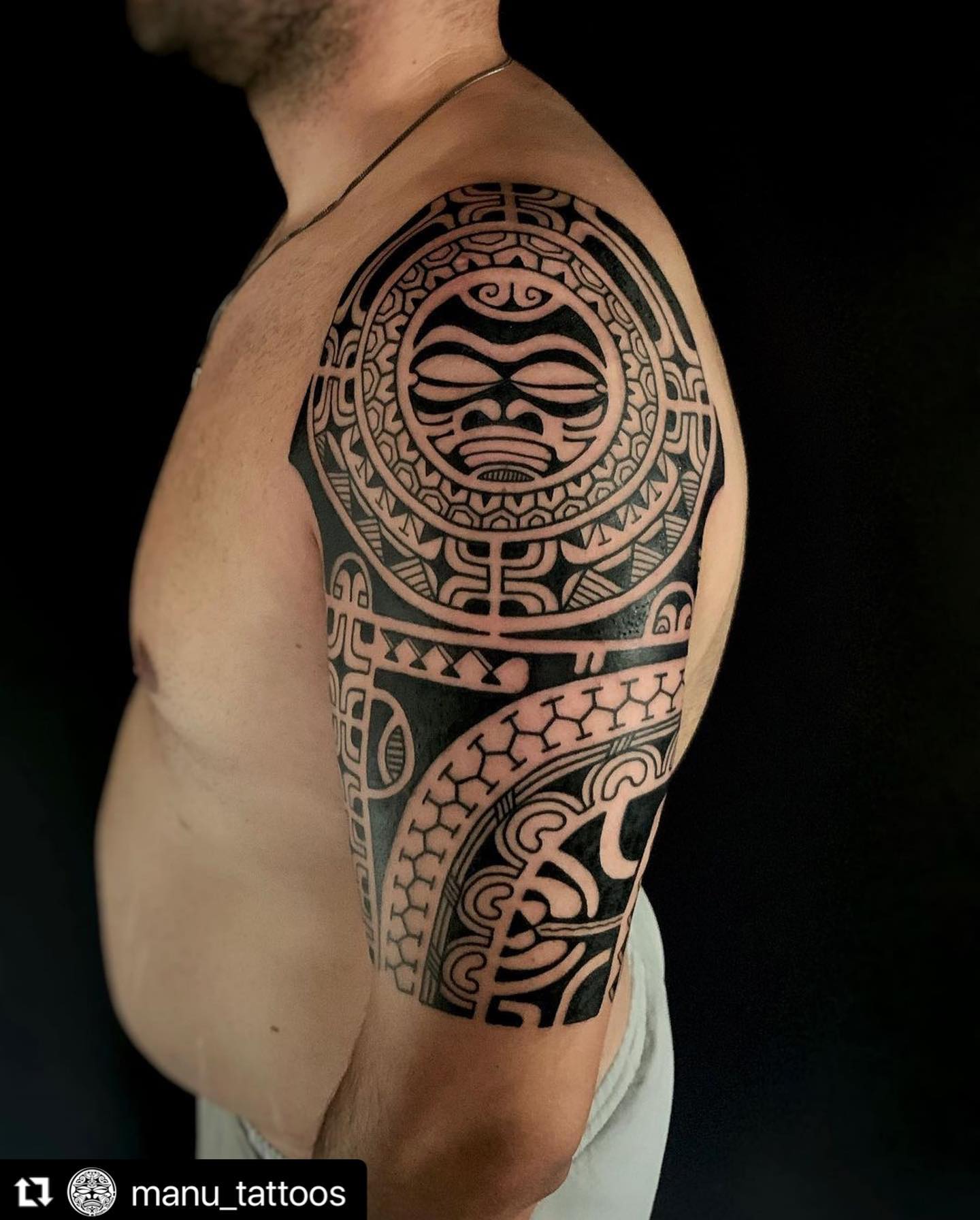 Tatuaje polinesio de media manga