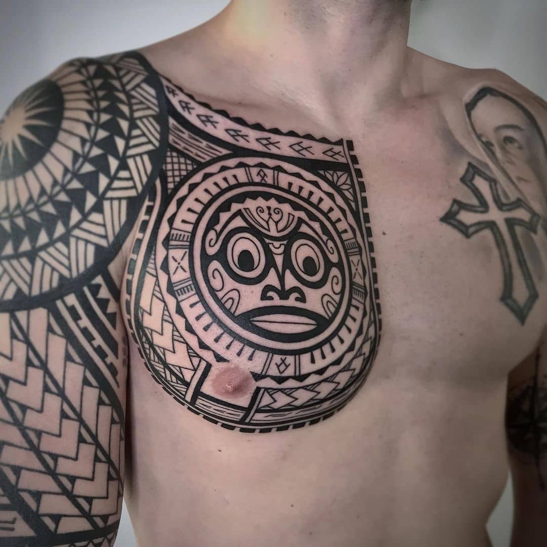 Tatuaje polinesio de pecho grande