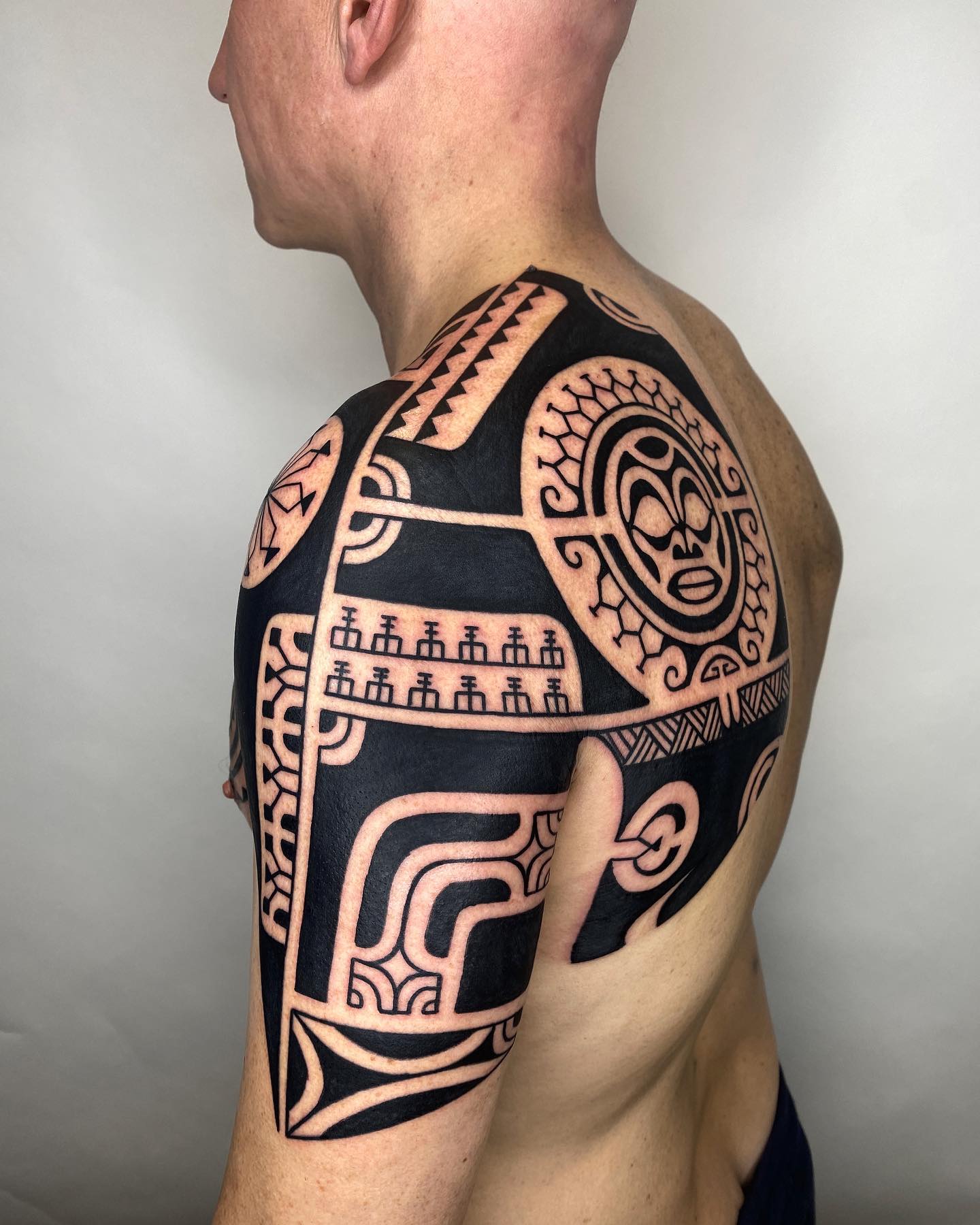 Tatuaje polinesio grande y audaz
