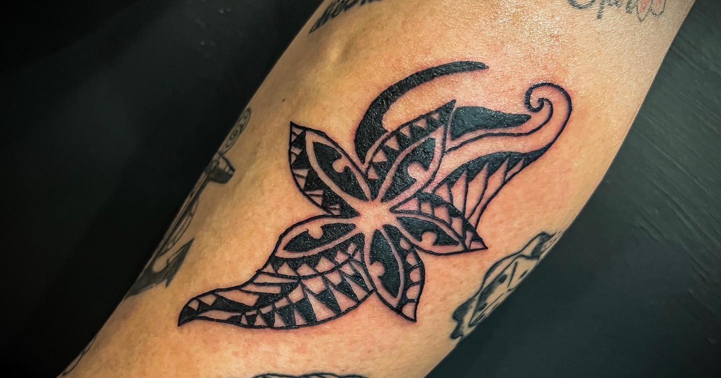 Tatuaje polinesio pequeño