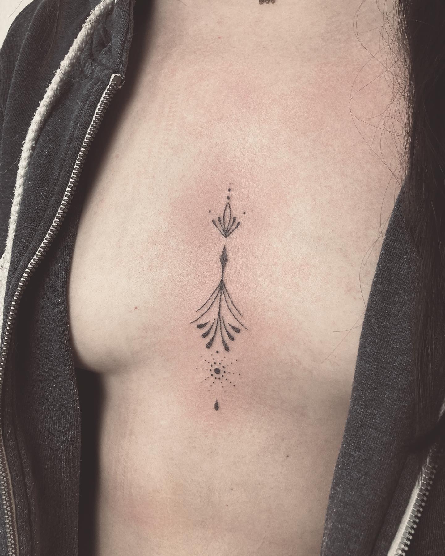 Tatuaje Sexy Entre los Pechos