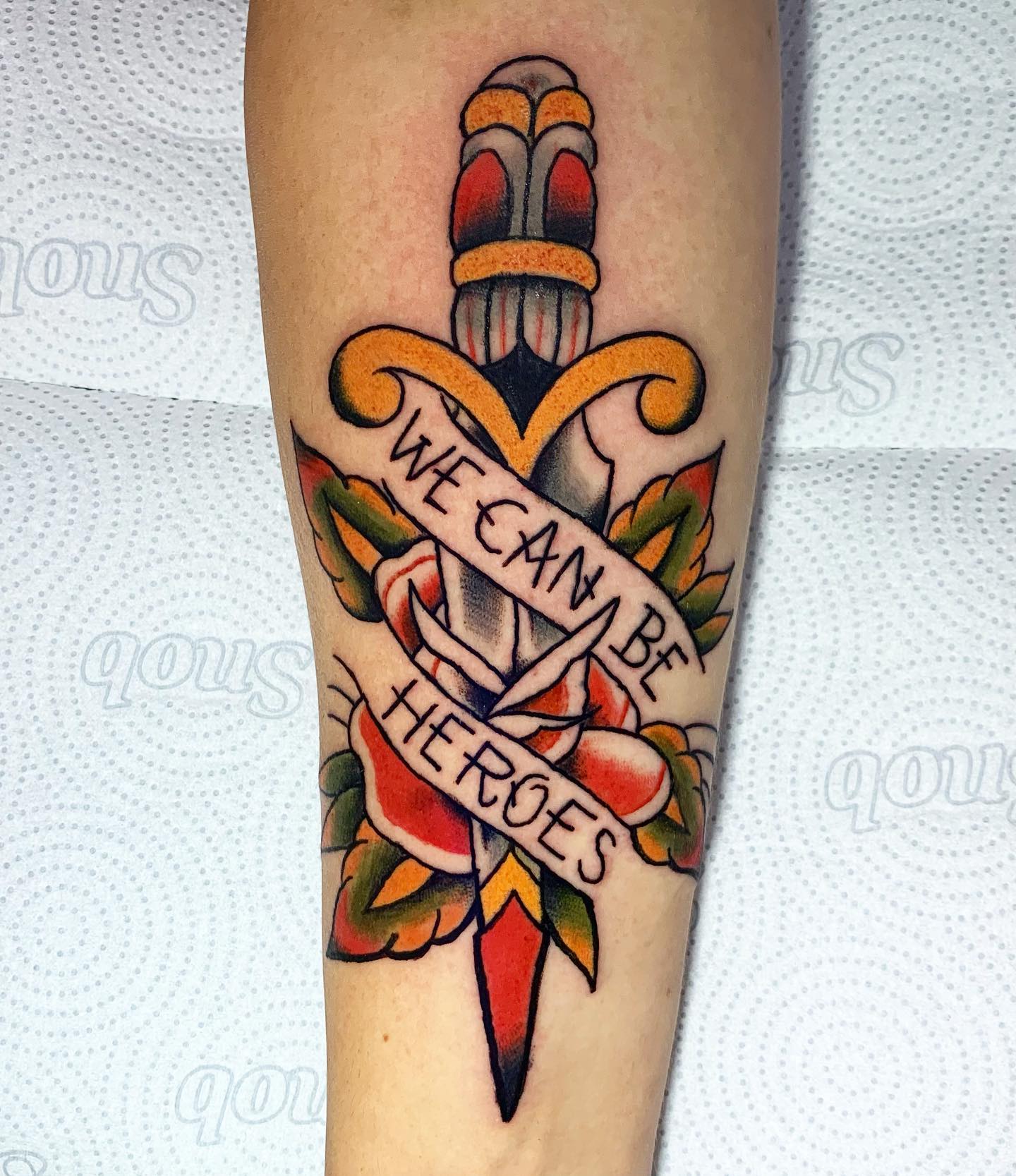 Tatuaje tradicional americano inspirado en héroes