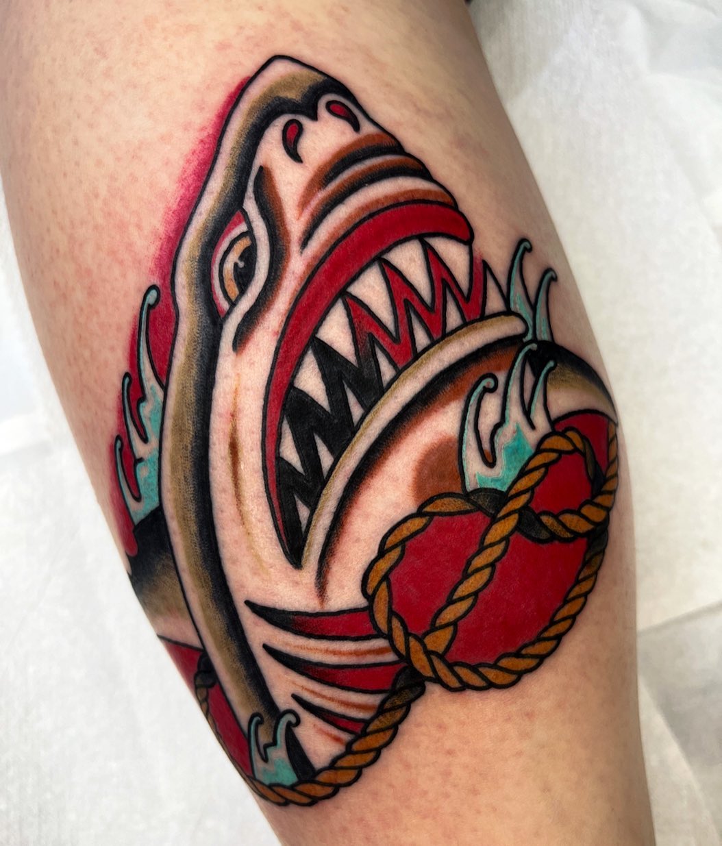 Tatuaje tradicional americano inspirado en la mandíbula.
