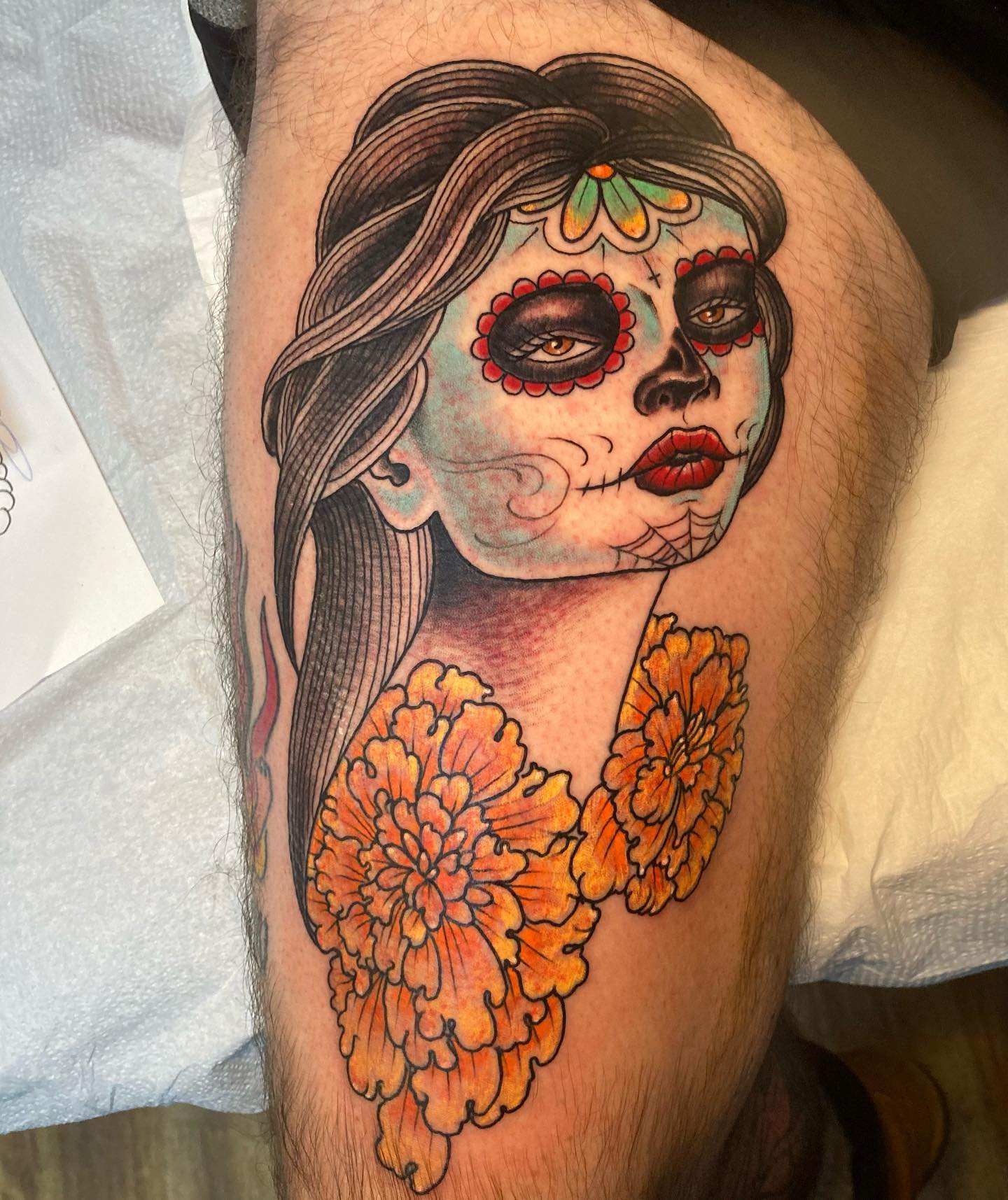 Artsy y Tatuaje de Gran Flor de Caléndula