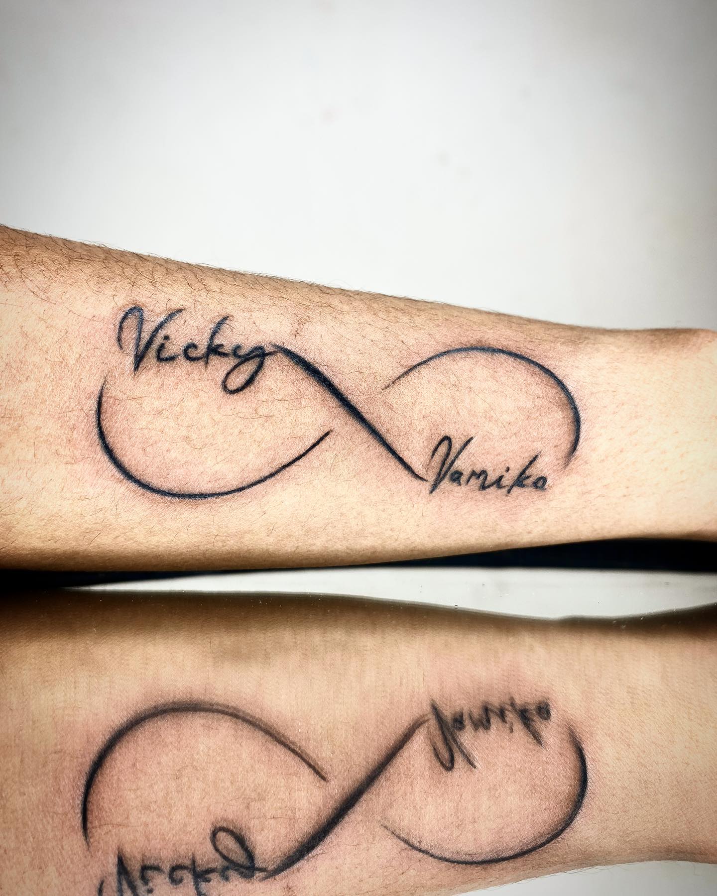 Diseño de nombre del tatuaje de infinito