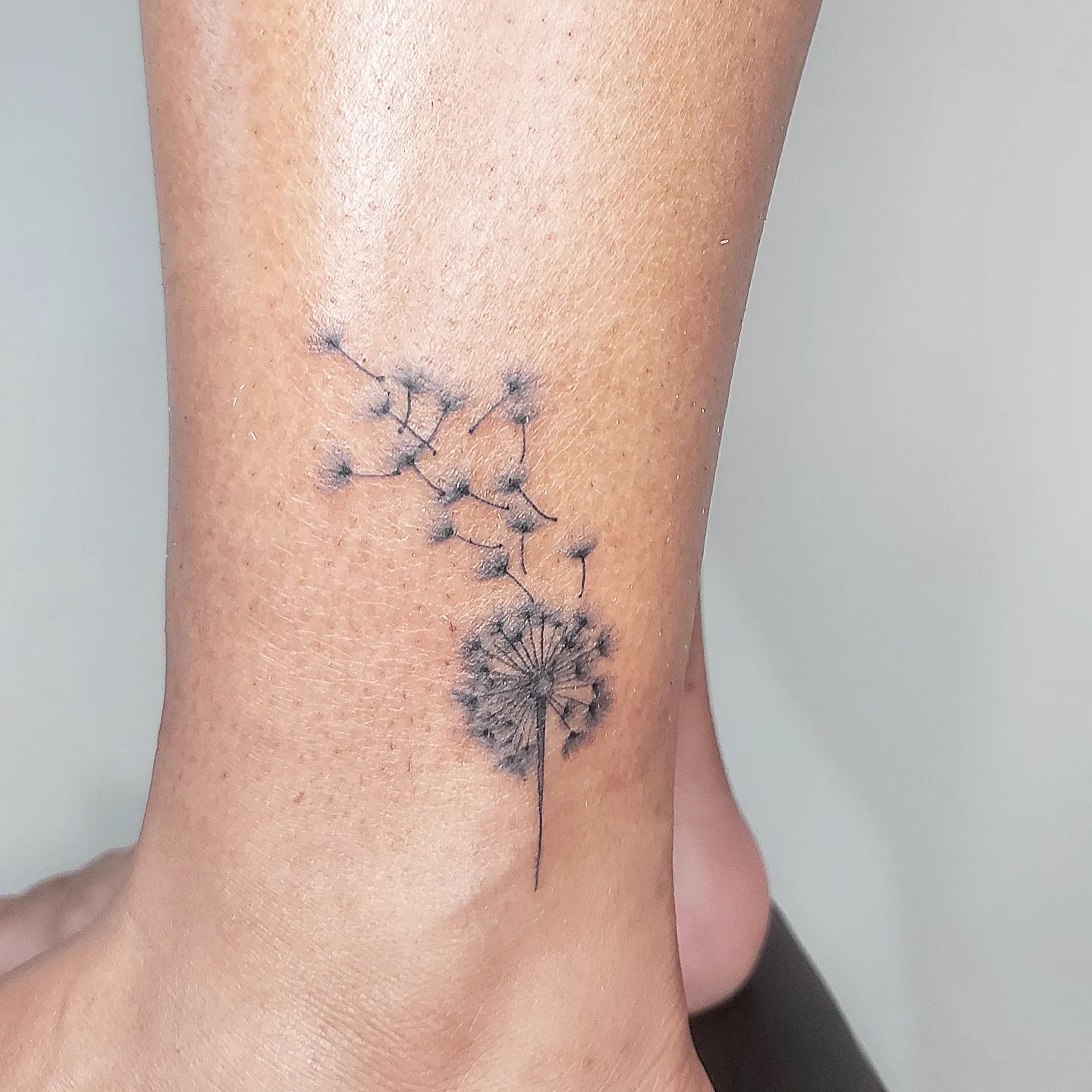 Diseño de tatuaje de línea fina y pequeña.