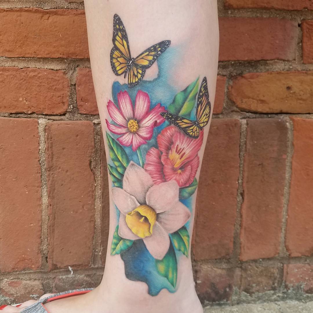 Ideas de tatuajes artísticos de flores cósmicas.