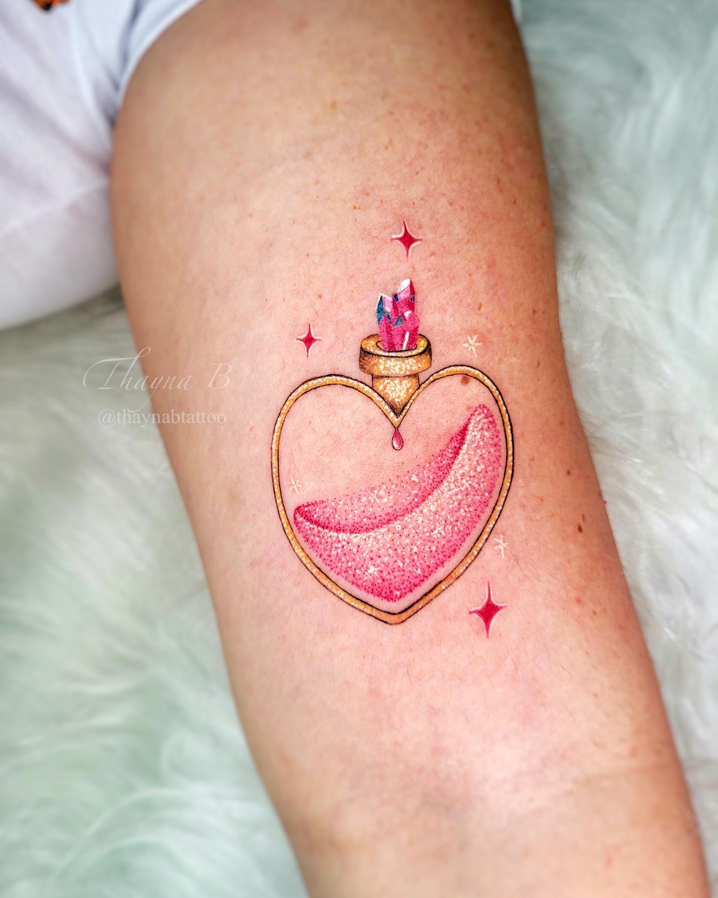 Tatuaje brillante de corazón divertido