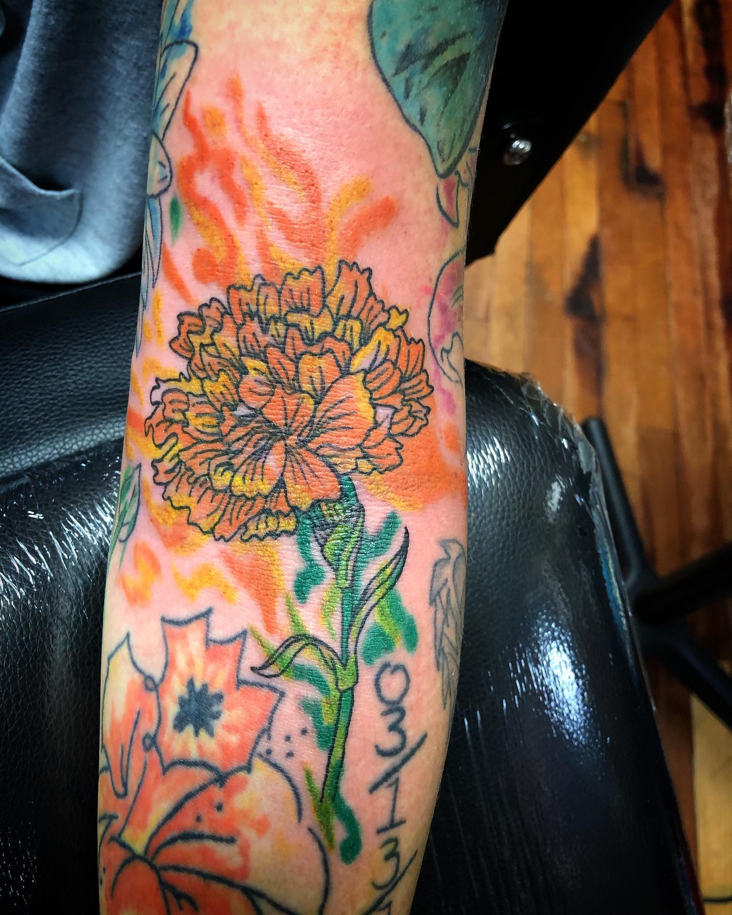 Tatuaje de Caléndula Colorido y Vibrante