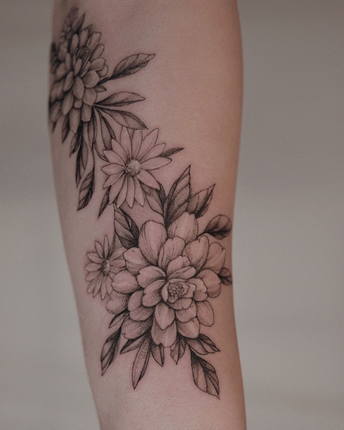 Tatuaje de Caléndula en Tinta Negra