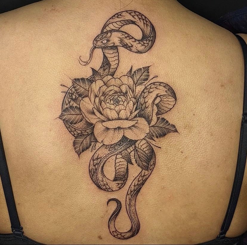 Tatuaje de columna vertebral con tinta negra