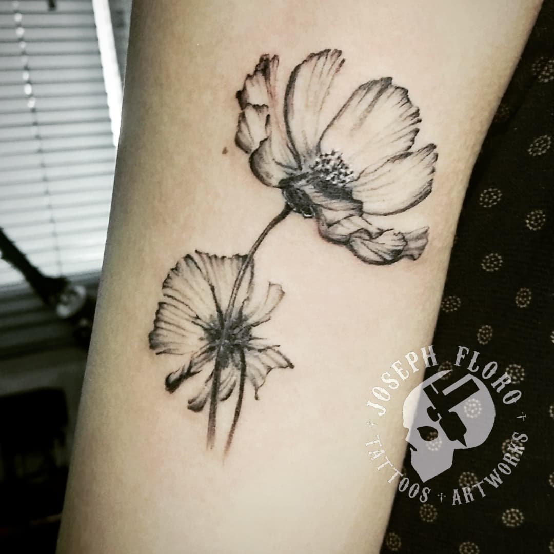 Tatuaje de flor de cosmos diseño simple.