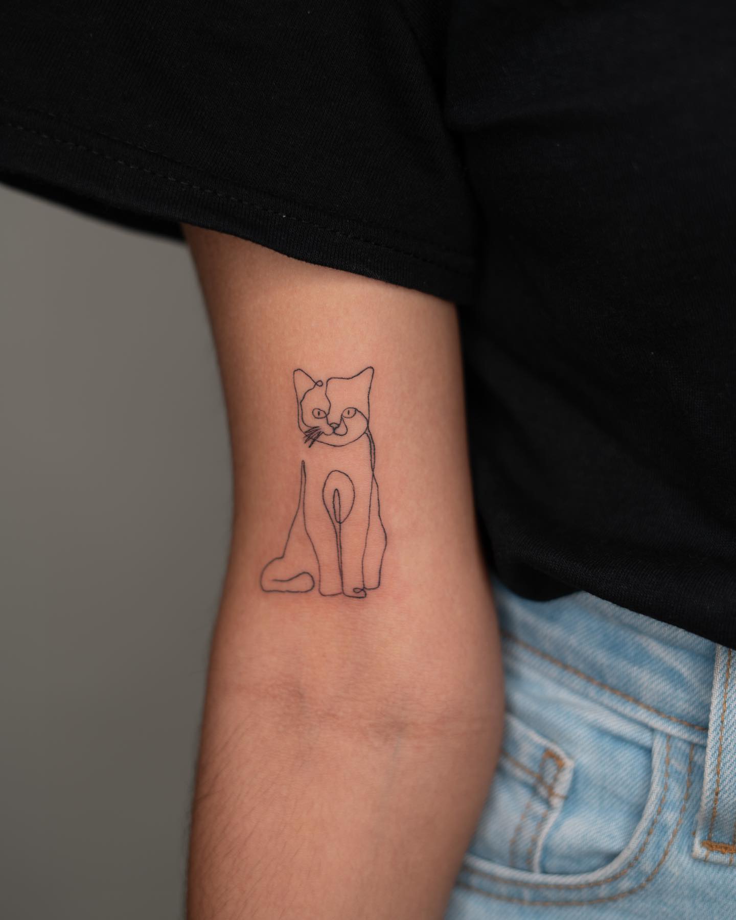Tatuaje de línea delicada en el antebrazo.