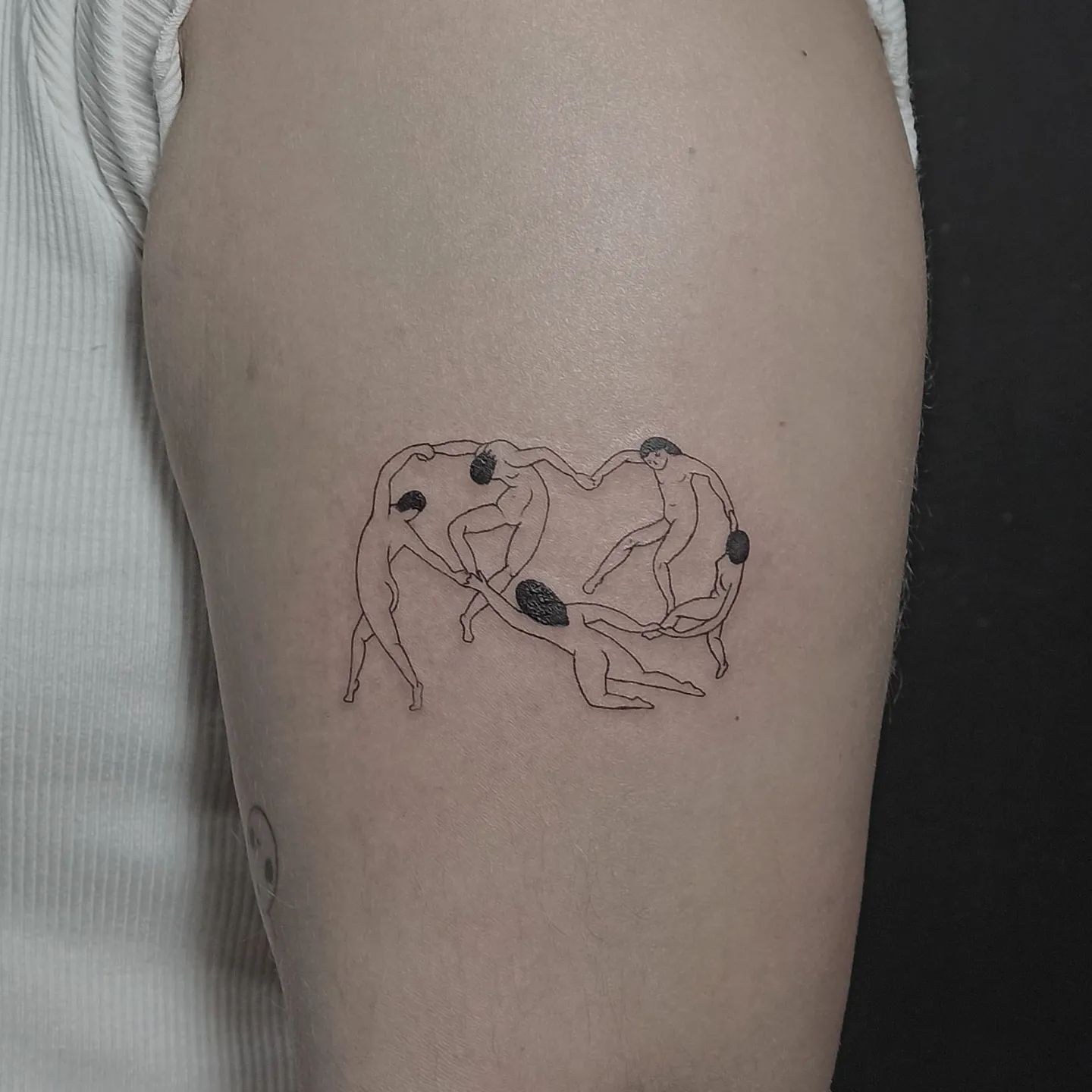 Tatuaje de línea fina artístico.