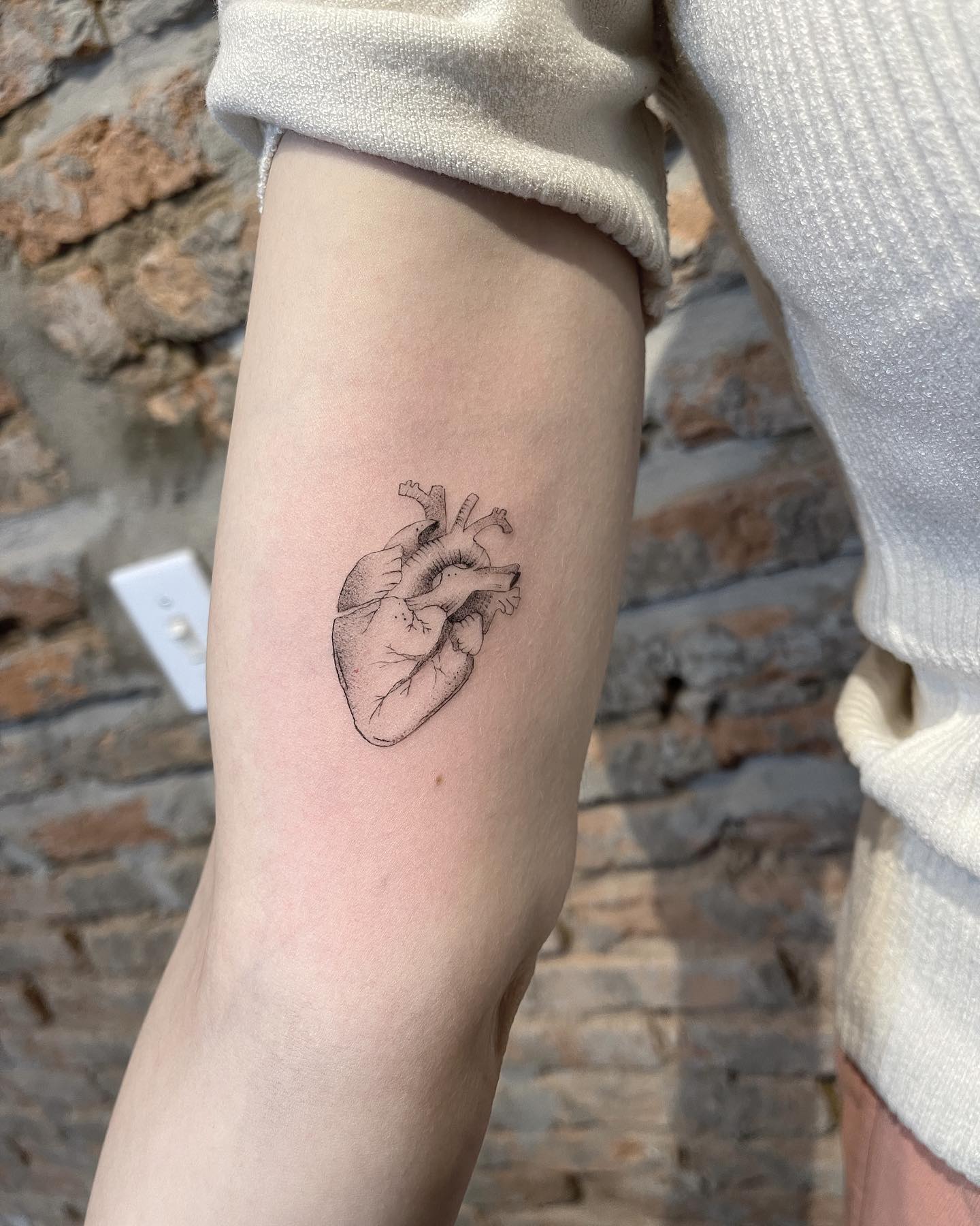 Tatuaje de Línea Fina en el Brazo