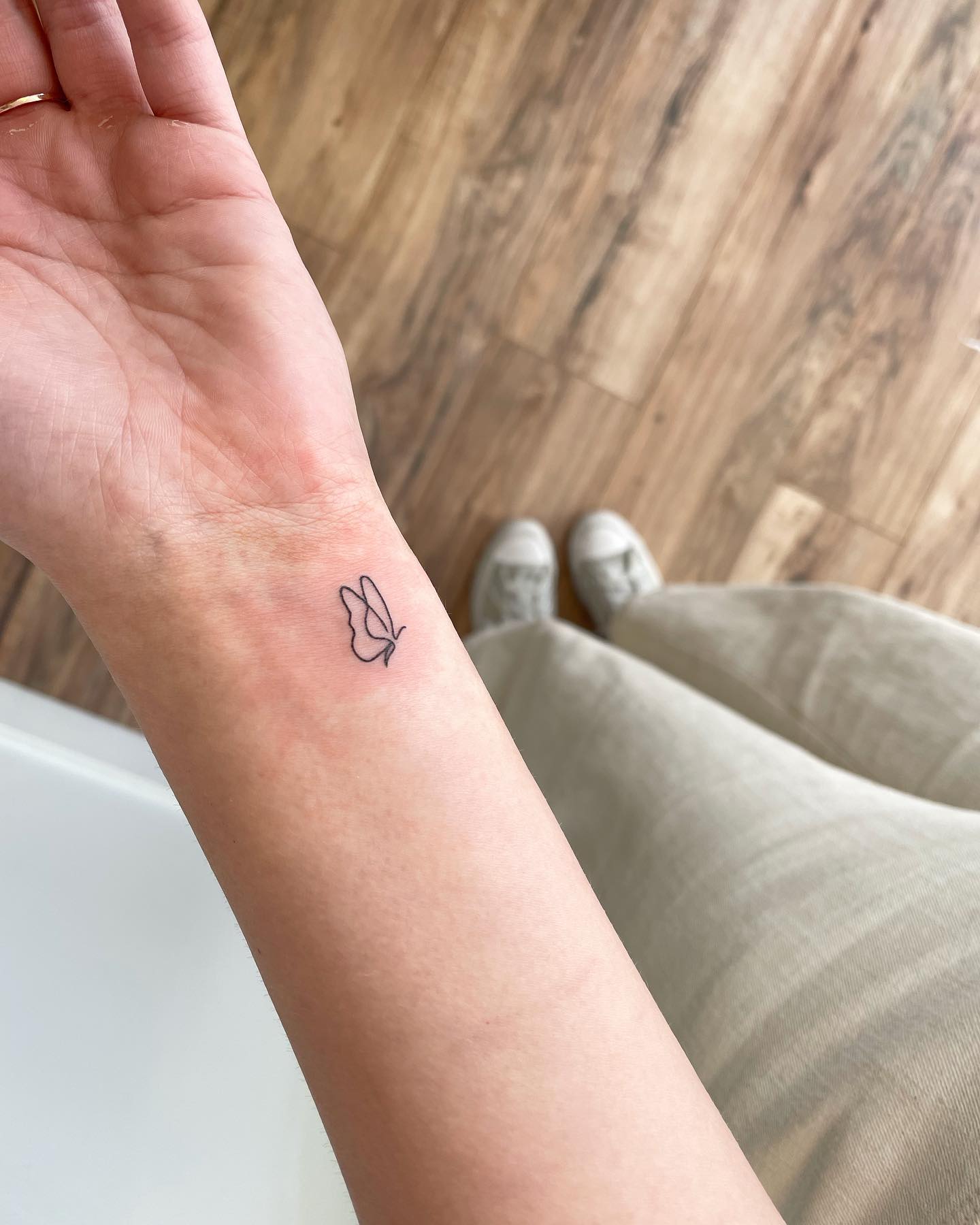 Tatuaje de línea fina en la muñeca.