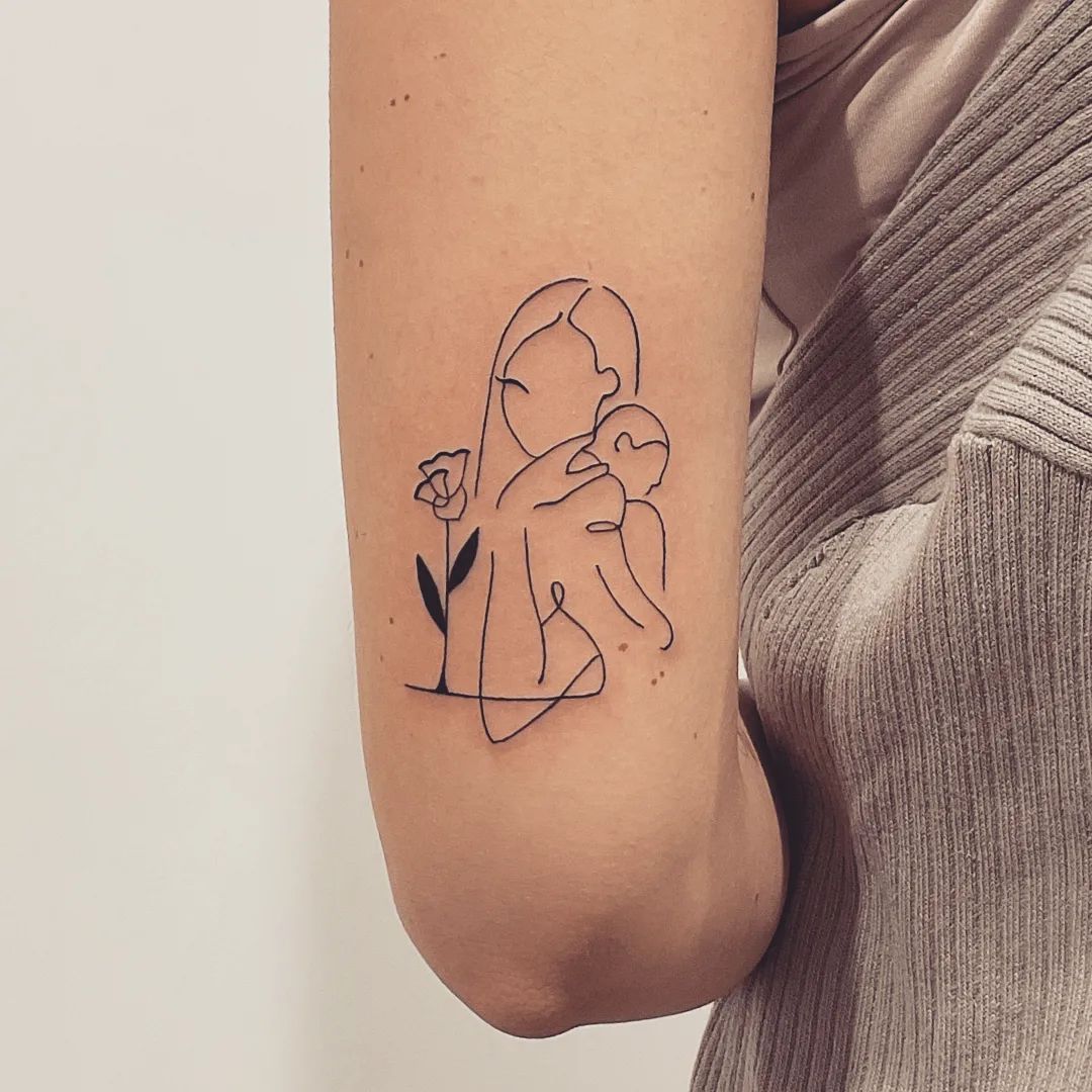 Tatuaje de línea fina para chicas