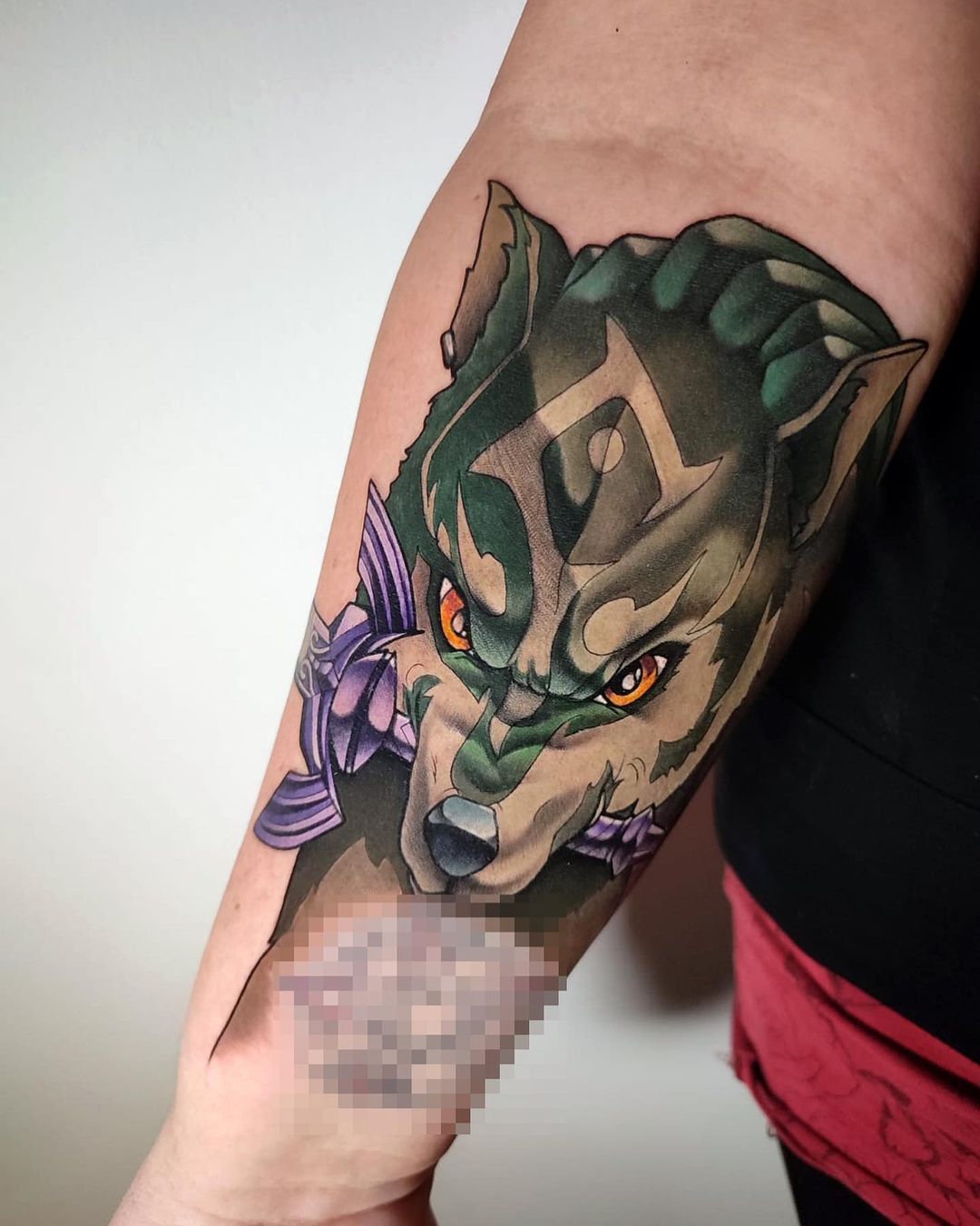 Tatuaje de mano de lobo colorido para hombres