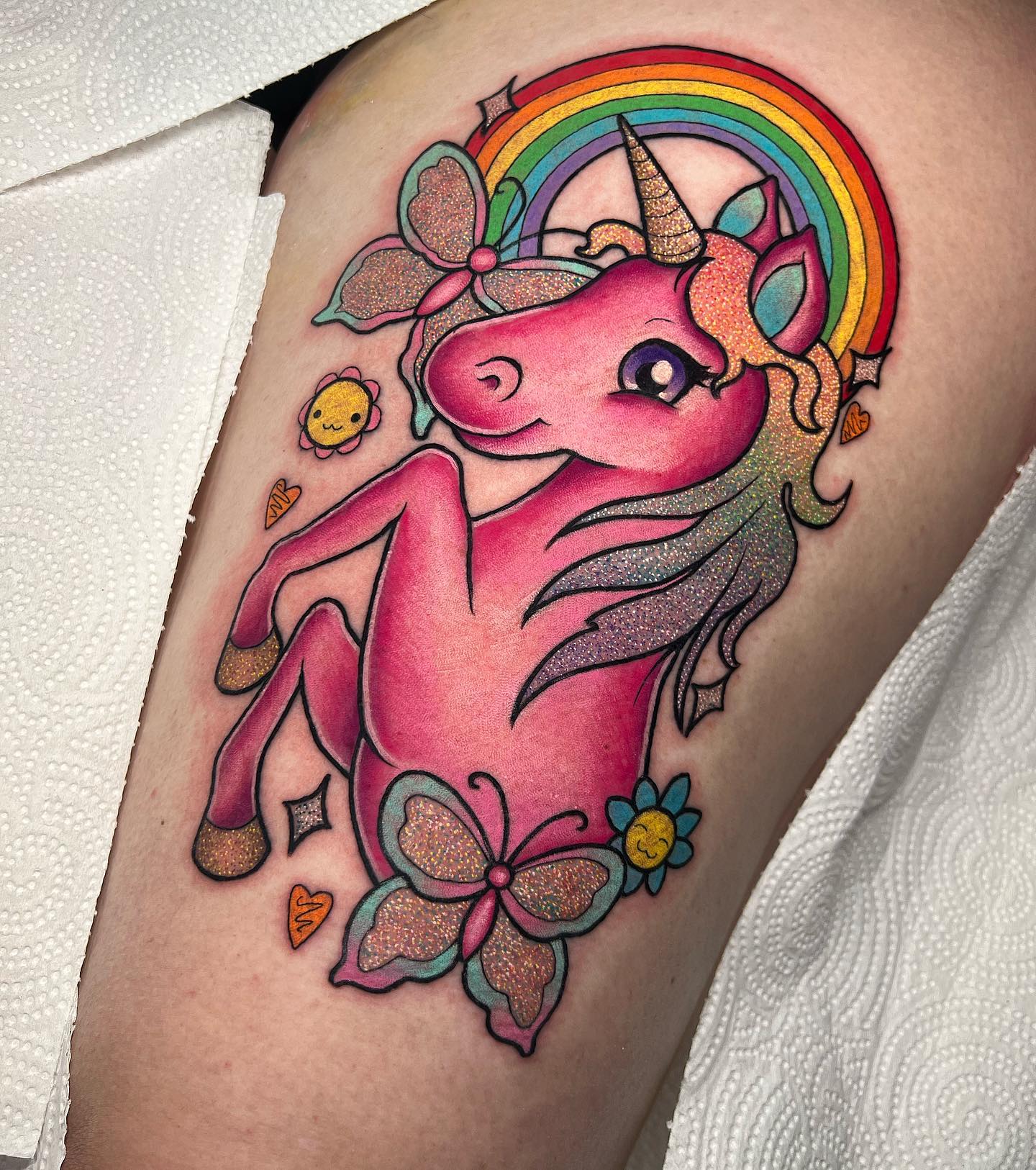 Tatuaje de purpurina arcoíris.
