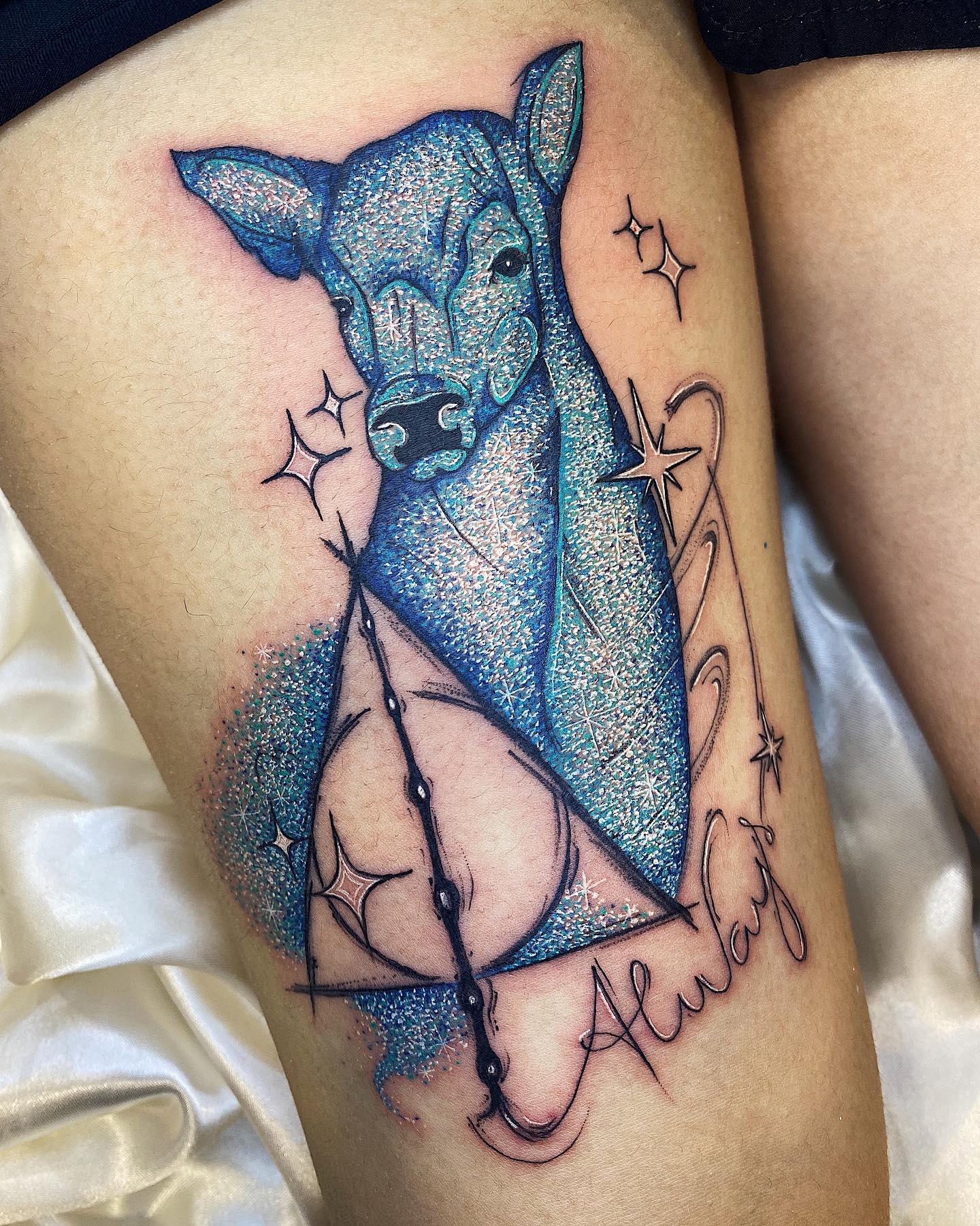 Tatuaje de purpurina en el muslo