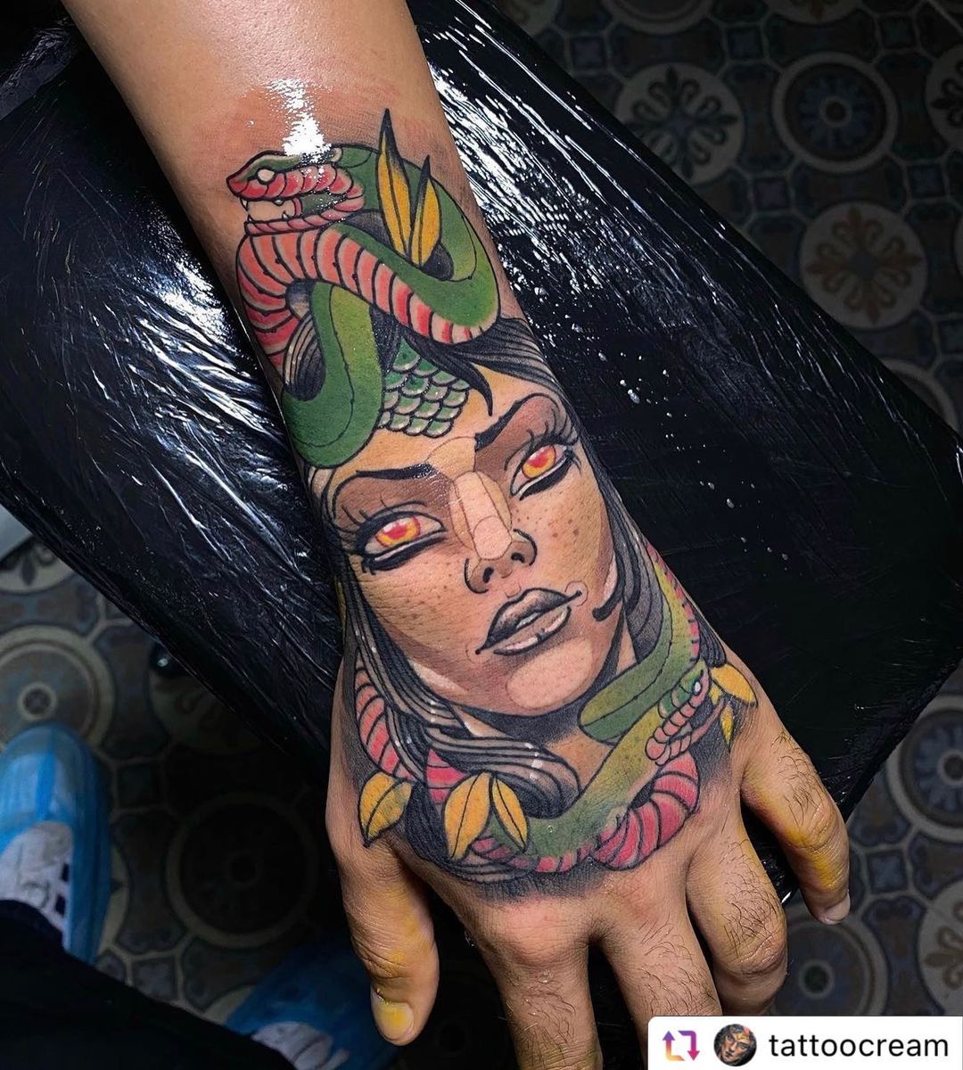 Tatuaje de serpiente en la mano para hombres con estampado de piel de serpiente