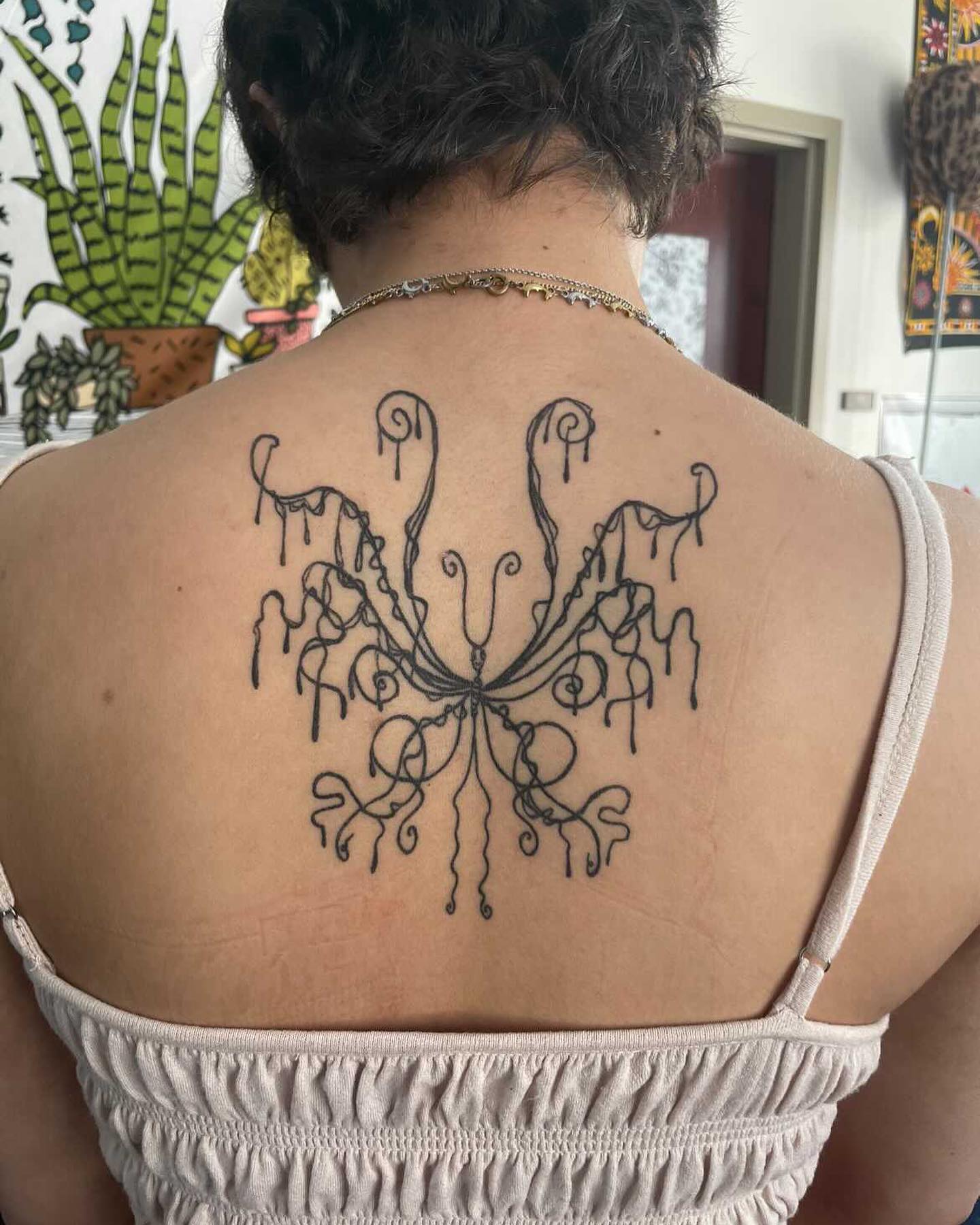 Tatuaje de tinta negra en la columna vertebral