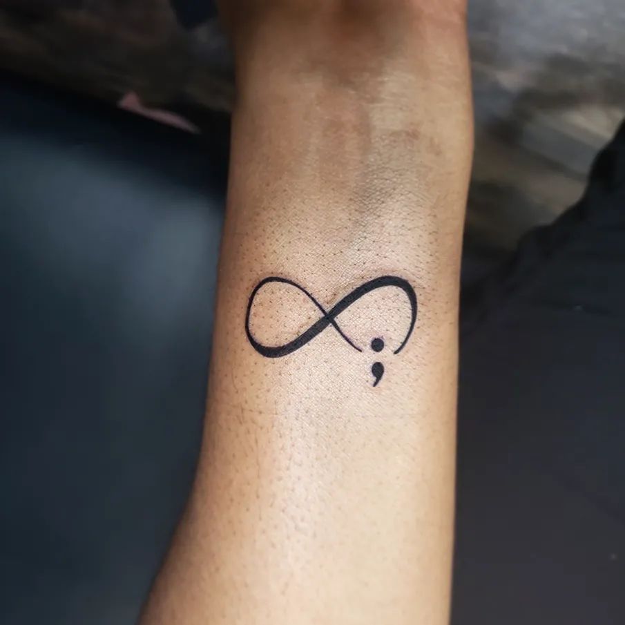 Tatuaje de tinta negra infinita.