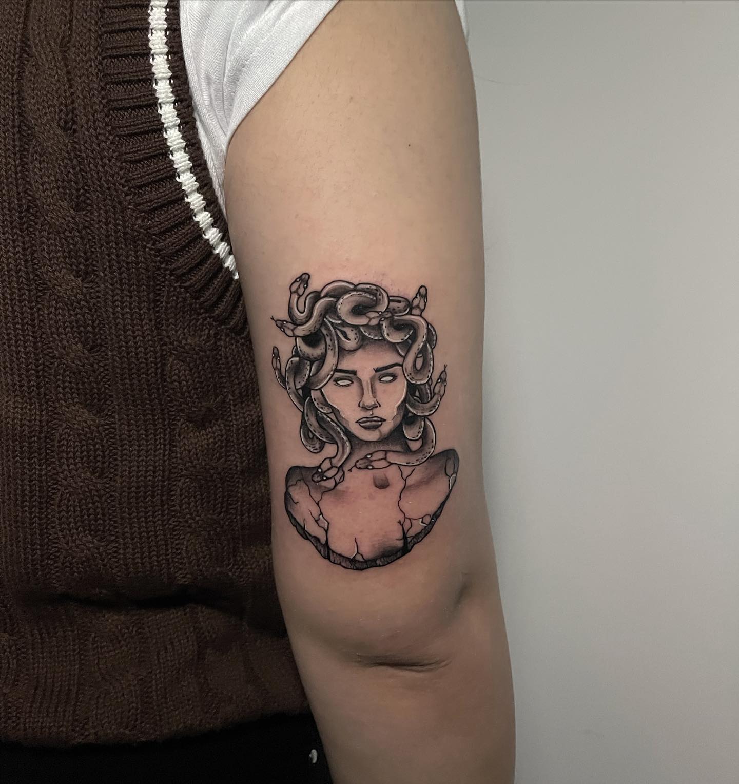 Tatuaje fino de línea de Medusa