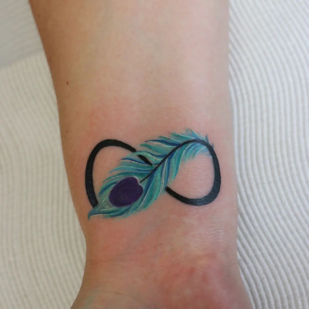 Tatuaje infinito de pluma verde