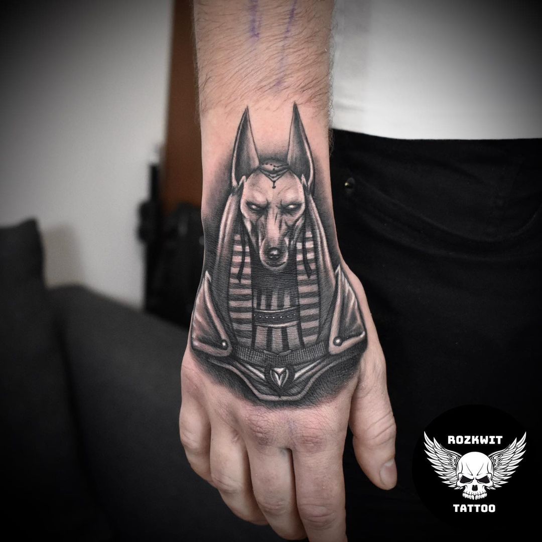 Tatuaje inspirado en Egipto negro