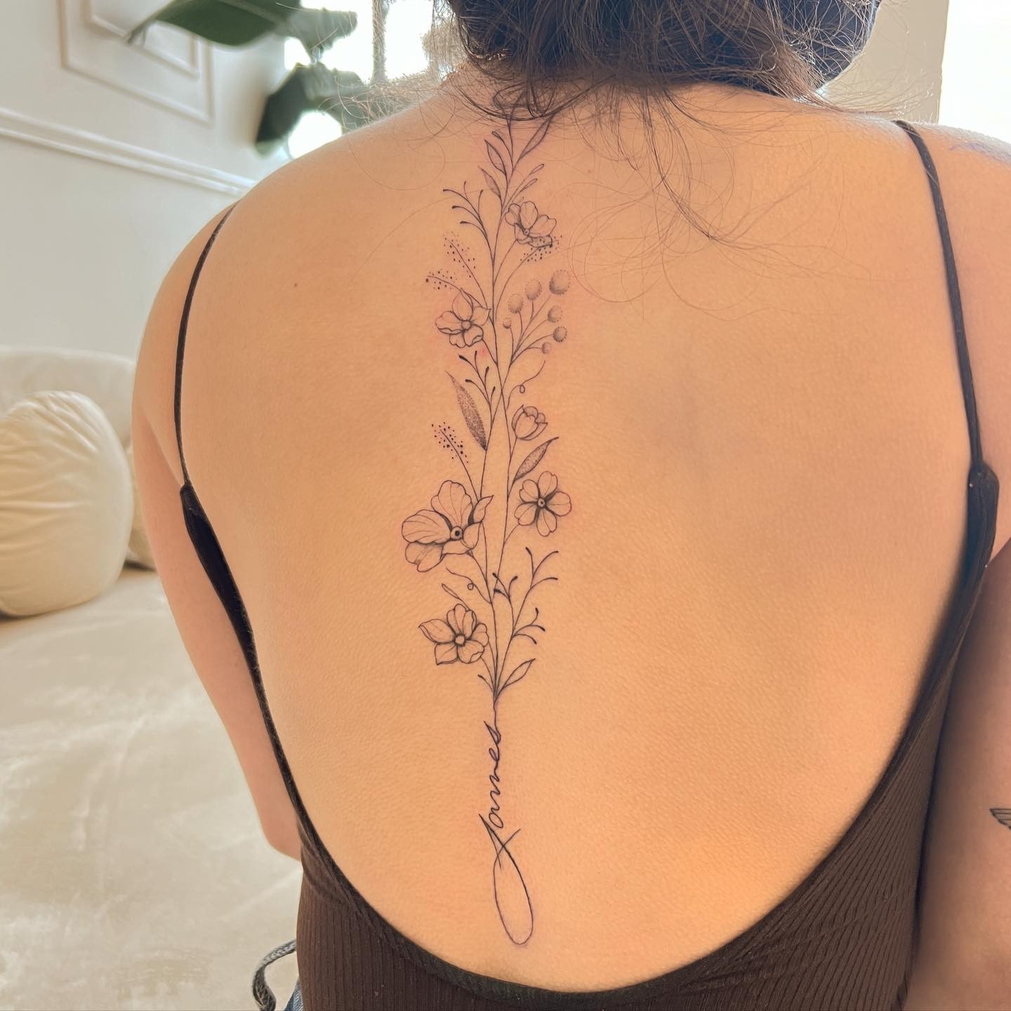 Tatuaje simple de columna vertebral en contorno.