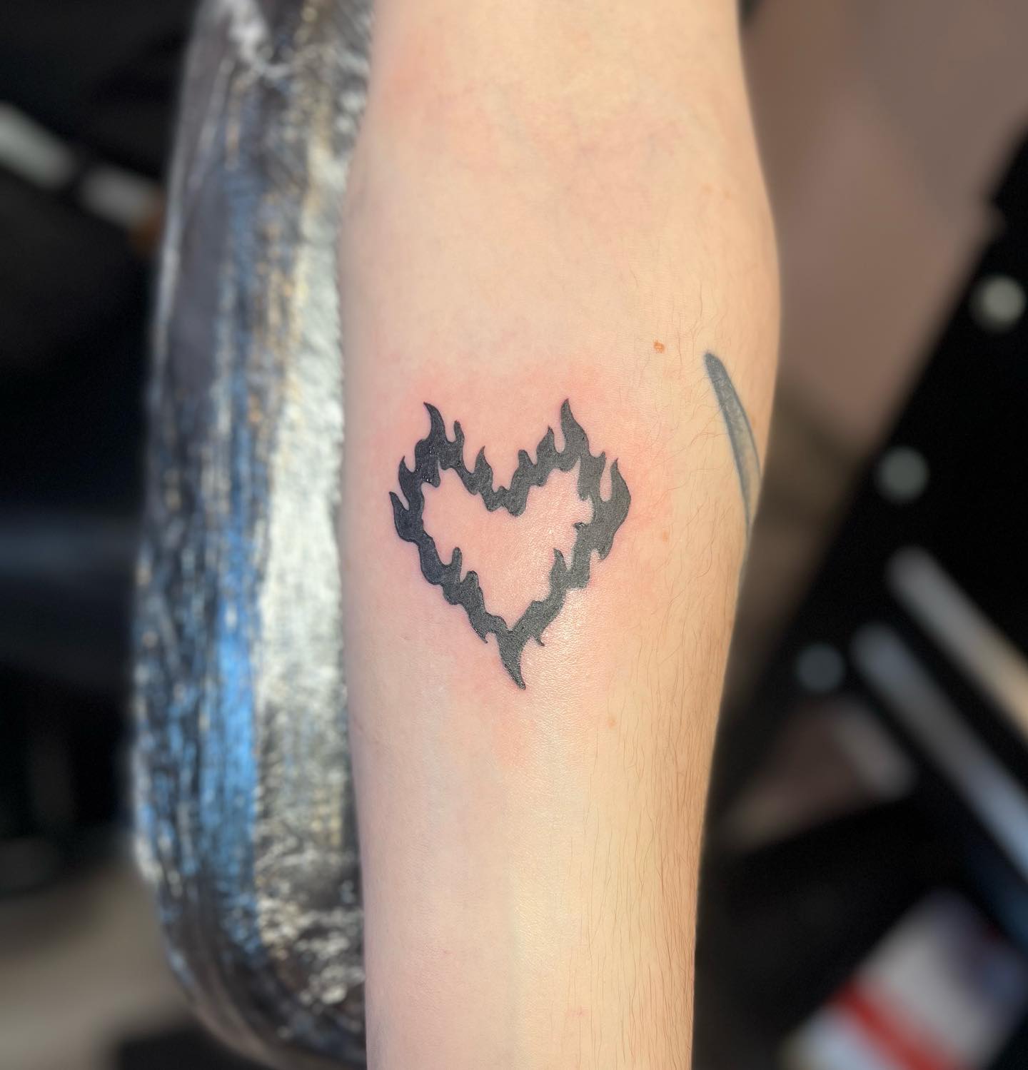 Diseño de corazón de línea negra