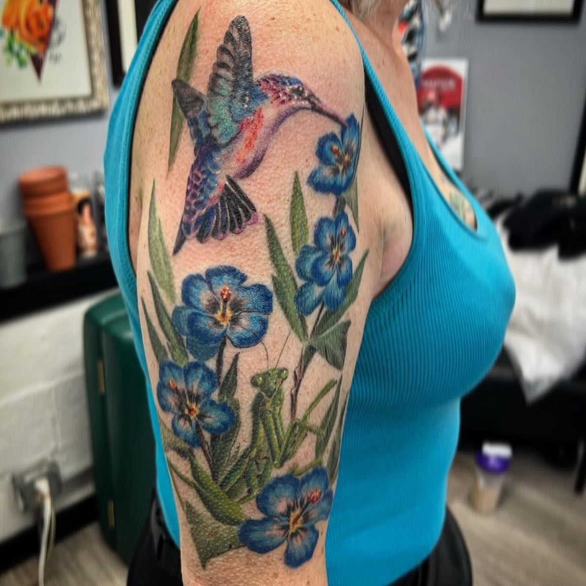 Dúo de Ave y Flor en el Brazo