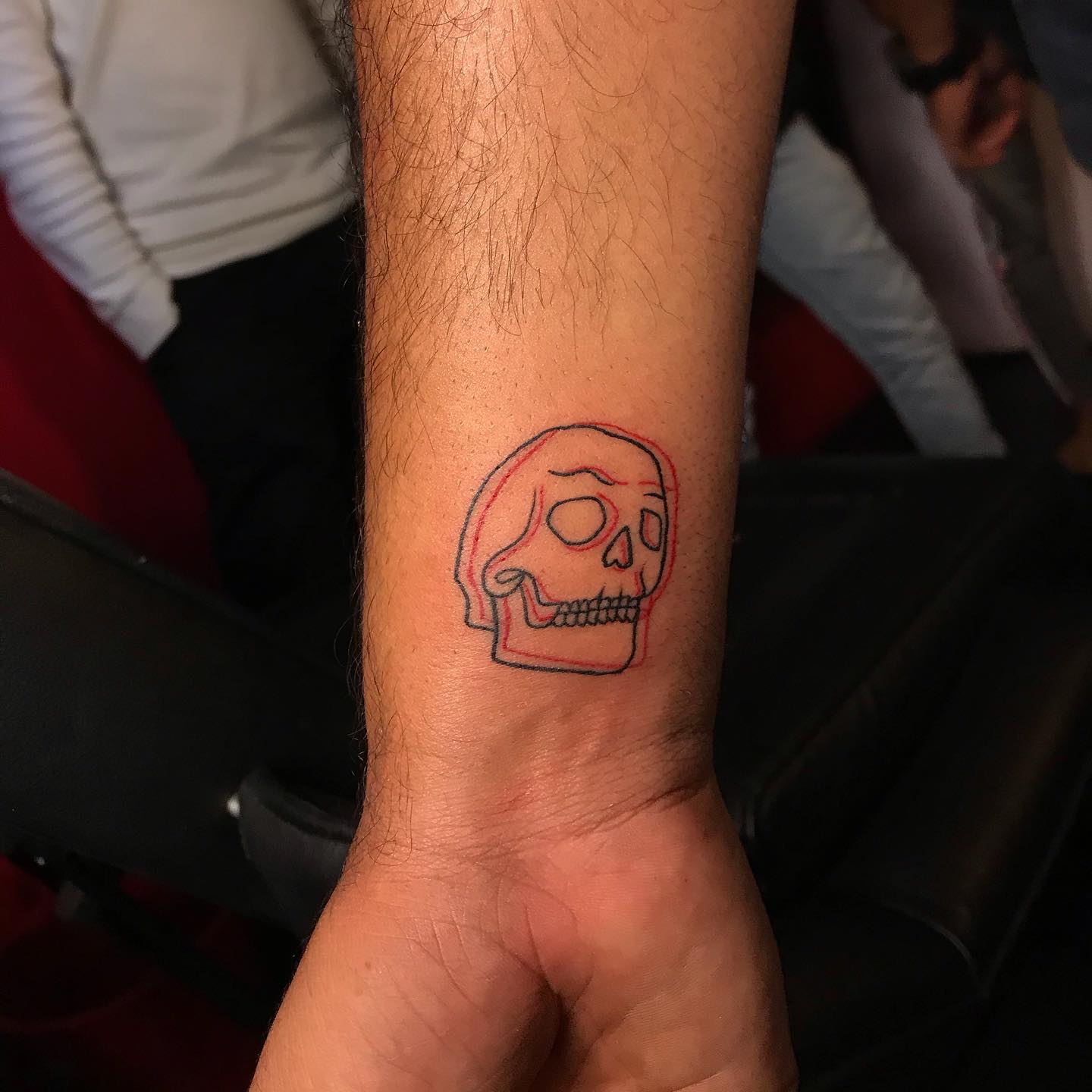 Pequeño tatuaje de calavera psicodélica para hombres.