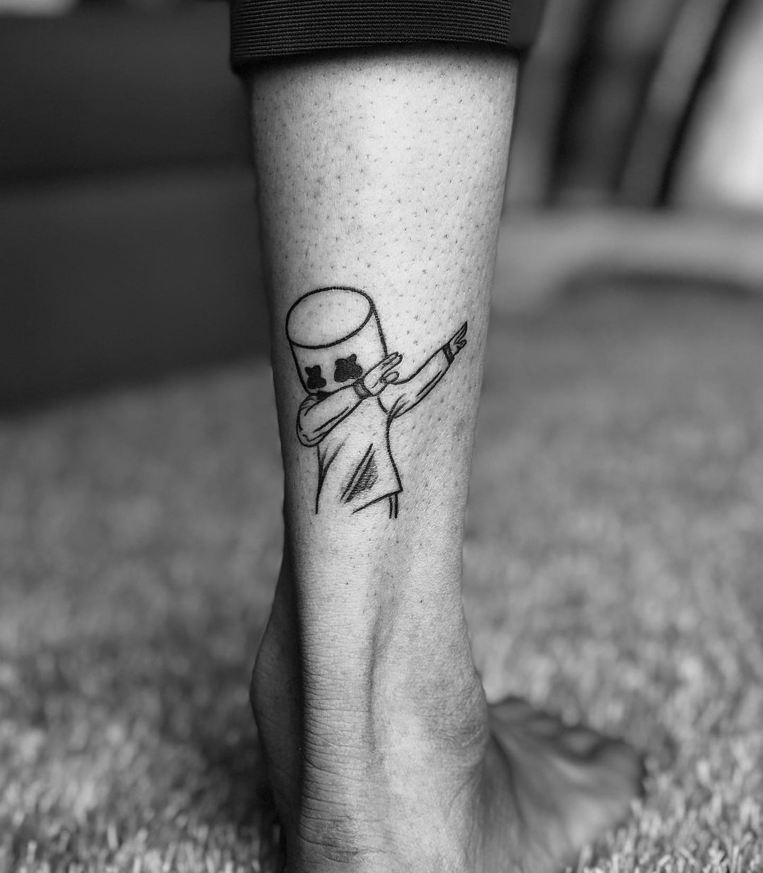 Pequeño tatuaje de Marshmello para hombres