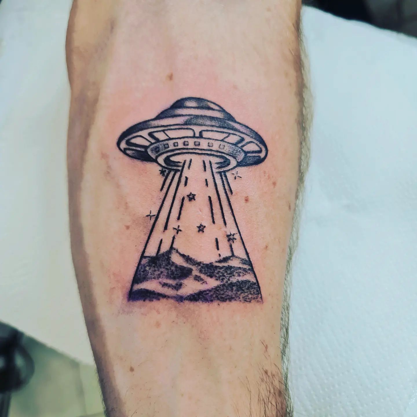 Pequeño tatuaje de OVNI para hombres.