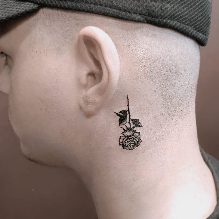Pequeño tatuaje de rosa para hombres.