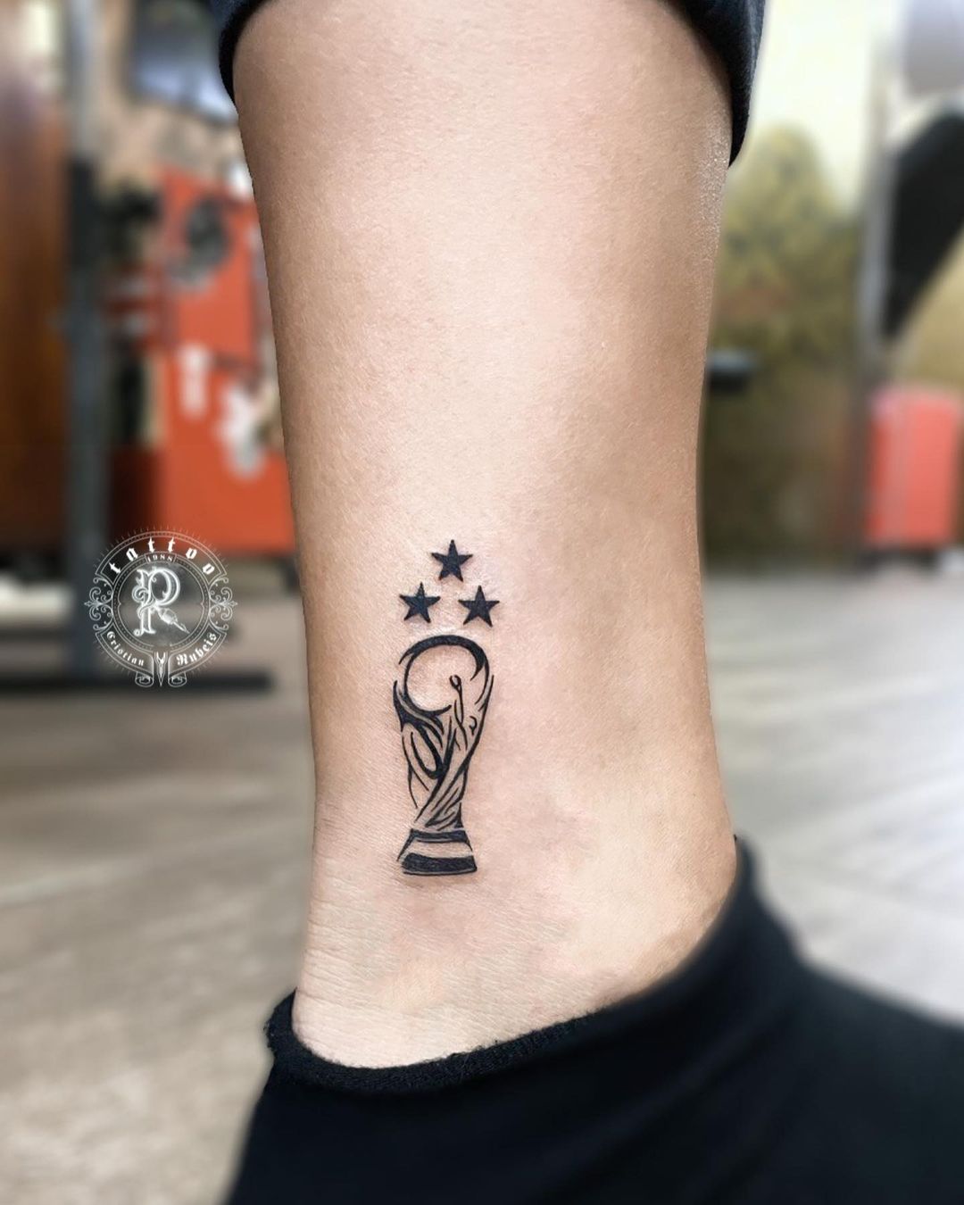 Pequeño tatuaje de trofeo de la Copa Mundial para hombres.